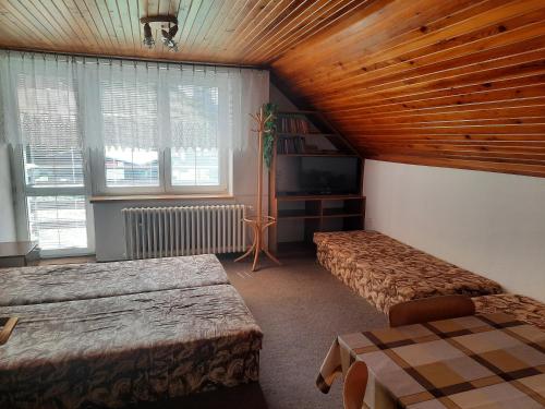 Säng eller sängar i ett rum på Penzion pod Paprskem