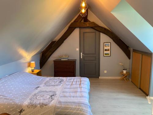 Ein Bett oder Betten in einem Zimmer der Unterkunft La charetterie