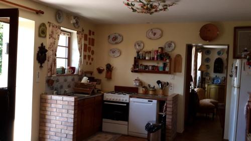 a kitchen with a stove and a refrigerator at Le Paradis in Pernes-Les-Boulogne