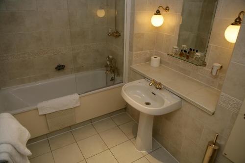 A bathroom at The Saracens Head Hotel 