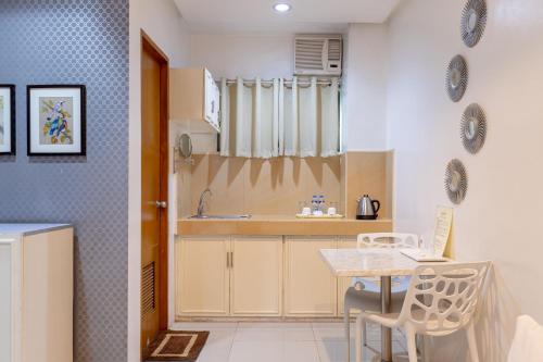 Kitchen o kitchenette sa Baymont Suites & Residences