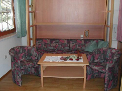 Planneralm的住宿－Ferienwohnung 11 Planneralm，客厅配有沙发和桌子