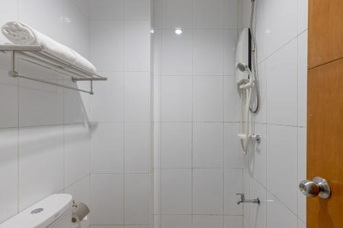 Ένα μπάνιο στο Baymont Suites & Residences