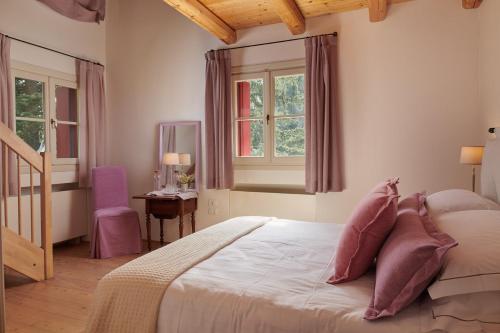 um quarto com uma cama grande e uma janela em Villa Lovi em Bassano del Grappa