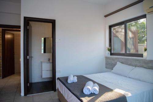 Postel nebo postele na pokoji v ubytování Villa Ruby Yiasemina