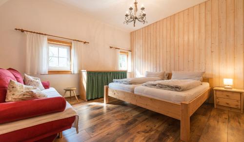 A bed or beds in a room at Das Haus am Grundlsee