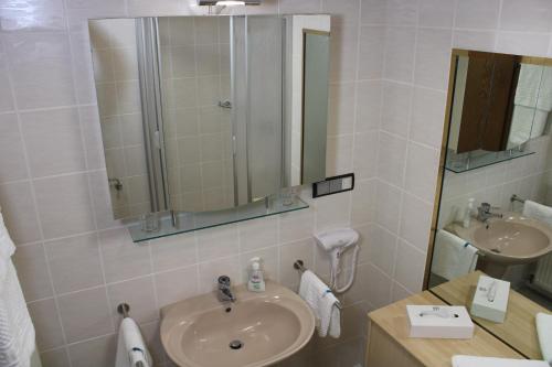 een badkamer met een wastafel en een spiegel bij Ferienwohnung Martin in Eschwege