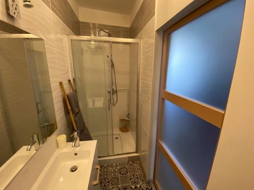 Un baño con ducha, lavabo e inodoro. en Villa Liliane, en Mers-les-Bains