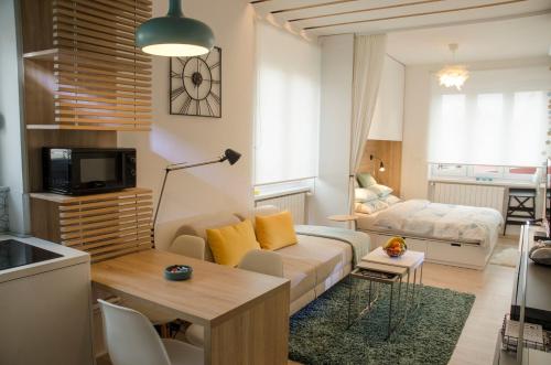 uma sala de estar com um sofá e uma mesa em Apartment Cubo Maksimir 1 em Zagreb
