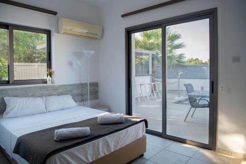 Postel nebo postele na pokoji v ubytování Villa Ruby Yiasemina