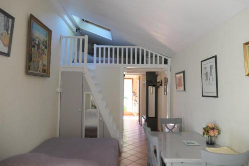 a staircase in a room with a living room at Gîte Les Iris in Crecy la Chapelle
