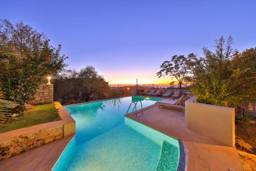 una piscina con vistas a la puesta de sol en Kale Lodge - Adult Only + 15, en Kas