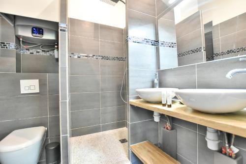 une salle de bain avec deux lavabos et une douche dans l'établissement Cosy apartment - 1BR-4P - Place de la Bastille, à Paris