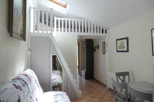 a white staircase in a room with a dining room at Gîte Les Iris in Crécy-la-Chapelle