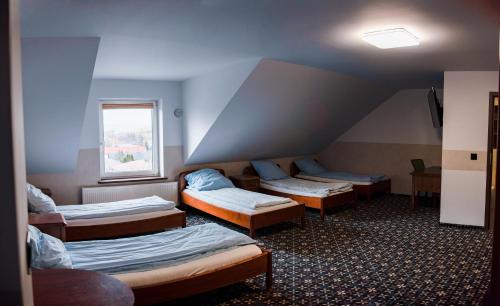 um quarto com quatro camas e uma janela em Stacja Jura em Kroczyce