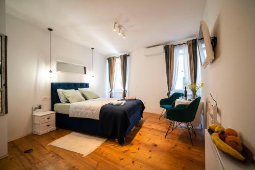 a bedroom with a bed and a table and a chair at Stelle D'oro in Rovinj