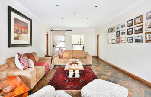 Area soggiorno di The Wild Olive Guest House