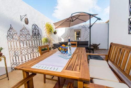 Historic Townhouse with Roof Terrace Quiet Courtyard 5min to Ferry Market