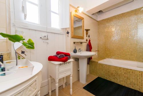 Historic Townhouse with Roof Terrace Quiet Courtyard 5min to Ferry Market