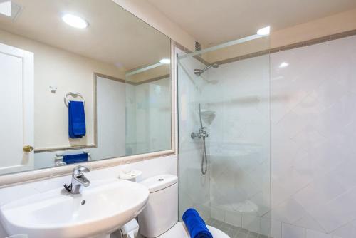 een badkamer met een toilet, een wastafel en een douche bij Family Apartment 1 bedroom with Pool View - Oasis Duna Resort in Corralejo