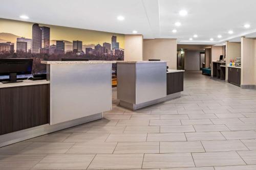 una hall con ufficio e vista sulla città di La Quinta by Wyndham Denver Aurora Medical ad Aurora
