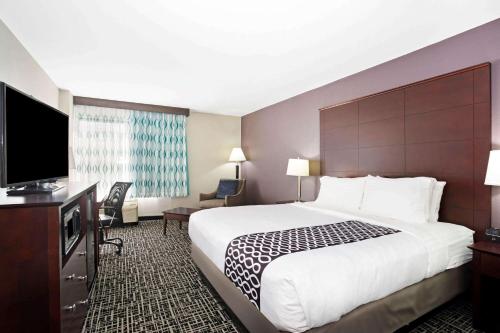 Habitación de hotel con cama grande y TV de pantalla plana. en La Quinta by Wyndham Denver Aurora Medical en Aurora