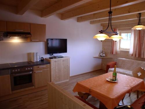 cocina con mesa y sala de estar en Dreimäderlhaus en Sankt Gallenkirch
