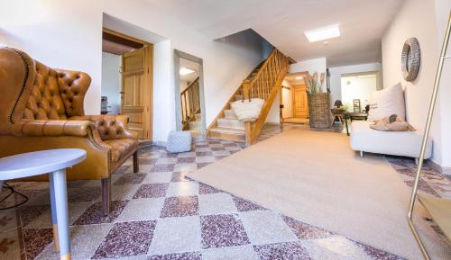 Χώρος καθιστικού στο Chalet Wiesengut, Pool, Sunbeds, BBQ, Bikes for free, 15 min to salzburg and beautifull lakes sound of music