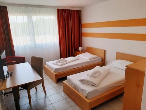 Postel nebo postele na pokoji v ubytování Lenas West Hotel