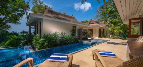 une image d'une villa avec une piscine dans l'établissement Villa Macaque and Villa Languor, à Railay Beach