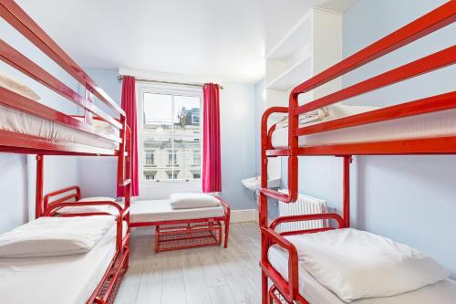 Katil dua tingkat atau katil-katil dua tingkat dalam bilik di Astor Victoria Hostel