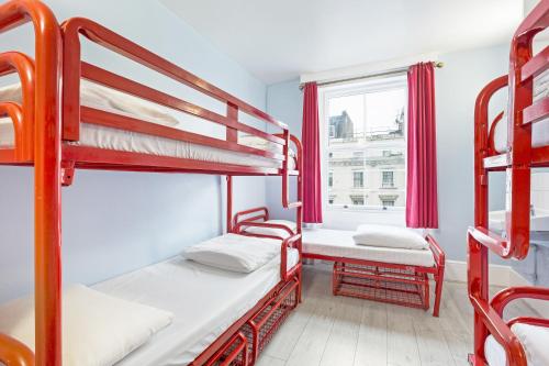 Двухъярусная кровать или двухъярусные кровати в номере Astor Victoria Hostel