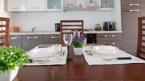 a dining room table with plates and glasses on it at Il Castello di Modolo in Modolo