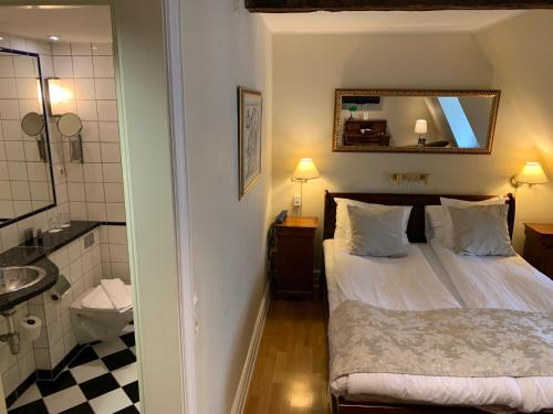 En eller flere senge i et værelse på Mayfair Hotel Tunneln