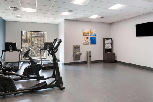 a gym with cardio equipment and a flat screen tv at Comfort Suites Kennewick at Southridge in Kennewick