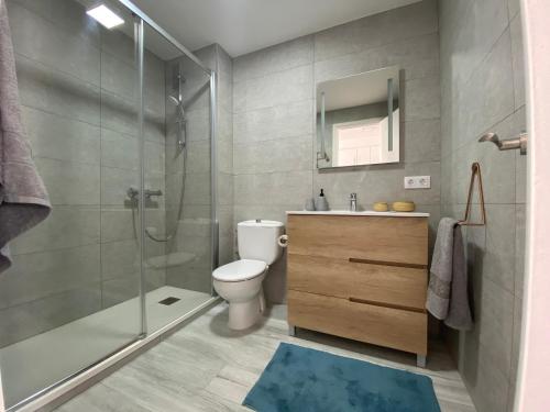 Koupelna v ubytování Amazing 2 bedroom Apartment with big sun terrace Sitges centre beach