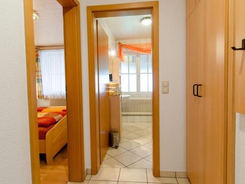 pasillo que conduce a un dormitorio con cama en Heizmannshof, en Hofstetten