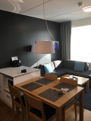 - un salon avec une table et un canapé dans l'établissement Premium Chalet 4109 Blue, à Vierumäki