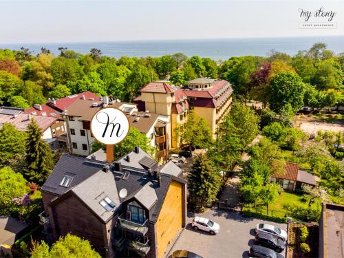 uma vista aérea de uma cidade com um sinal em cima de uma casa em My Story Sopot Apartments em Sopot