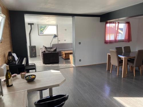 un salon avec une table et une salle à manger dans l'établissement La Maison d'Arsène, au Mans