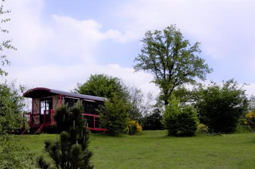 Gallery image of Les Roulottes et Cabanes du Livradois in Cunlhat