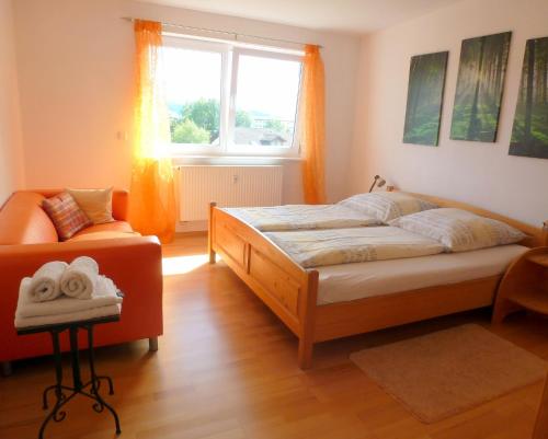 Un pat sau paturi într-o cameră la Ferienwohnung Pickenhan