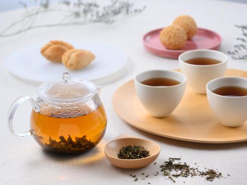 a table with two cups of tea and two cups of coffee at ART Hotel Oita in Oita