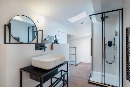une salle de bain avec un lavabo et un miroir dans l'établissement RESIDENCE MONTEFIORE, à Cannes