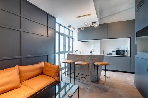 un salon avec un canapé et une cuisine dans l'établissement RESIDENCE MONTEFIORE, à Cannes