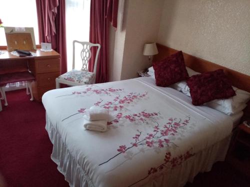 pokój hotelowy z łóżkiem z pluszowym misiem w obiekcie Fjaerland Hotel w mieście Great Yarmouth