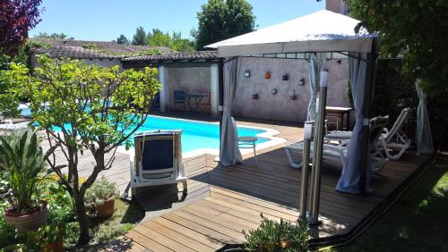 een terras met een zwembad en een prieel bij Brig'Gîte in LʼIsle-sur-la-Sorgue