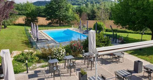 Výhled na bazén z ubytování Auberge de Cartassac nebo okolí