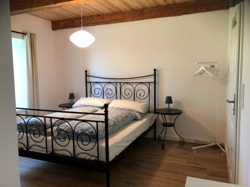 1 dormitorio con cama negra y ventana en Ferienwohnung Merle, en Vollerwiek