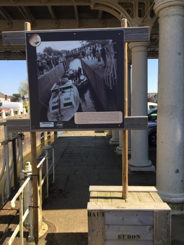 a sign with a picture of a train at Le Duplex des Eclusiers in Redon